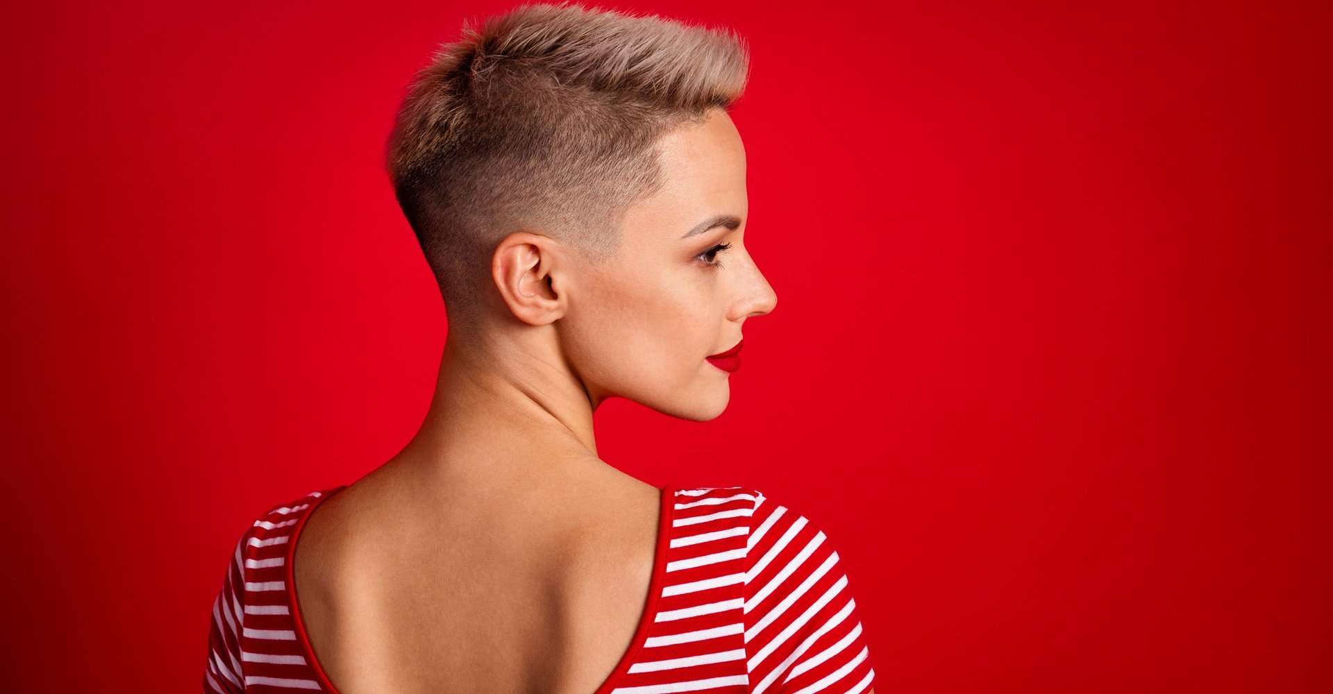 mulher branca com cabelo loiro com corte mid fade